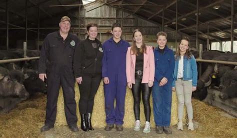 familie van der zon bij ons op de boerderij|Kraamvisite bij familie van der Zon: kalfje komt eraan!